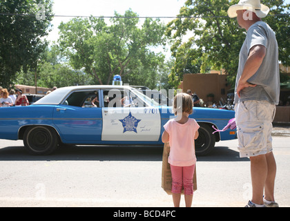 Vater und Tochter Blick auf Polizeiauto auf dem 4. Juli Parade Stockfoto