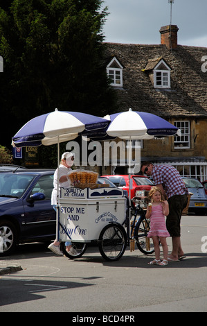 Eis Verkäufer im Markt Stadt von Stow auf die würde in The Cotswolds Gloucestershire England UK Stockfoto