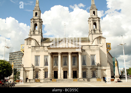 Leeds Civic Hall von Vincent Harris entworfen. und über den Millenium-Platz in Leeds Stockfoto