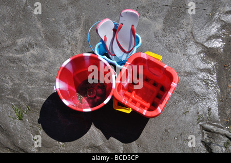 Eimer und Spaten Poppit Sands Beach, St. Dogmaels, Pembrokeshire Stockfoto