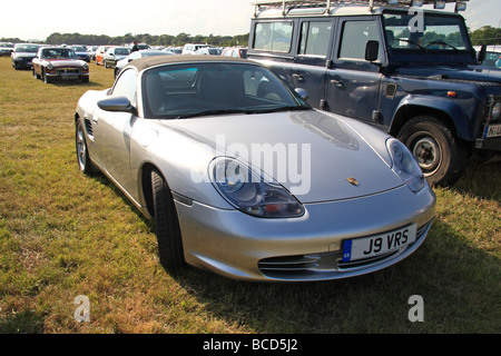 Eine silberne zweisitziges Porsche Boxster S-Verdeck geparkt auf dem öffentlichen Parkplatz auf dem Goodwood Festival of Speed, Juli 2009. Stockfoto