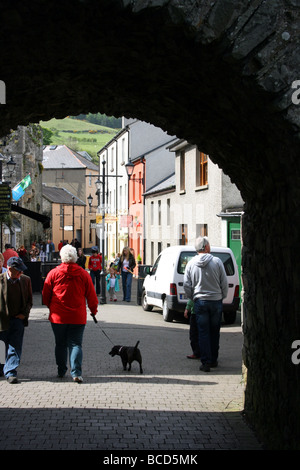 Tholsel Straße gesehen durch die Tholsel, Teil der alten Stadtmauer in Carlingford, County Louth, Irland Stockfoto