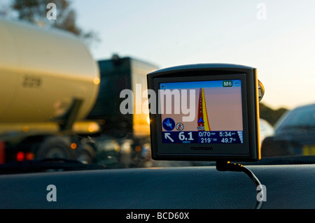 TomTom sat Nav an Windschutzscheibe im Stau auf M62 angebracht Stockfoto