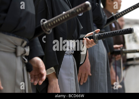 Gruppe von Männern mit echter Samurai Schwerter während eines Trainings Schwertkunst namens Kenjutsu oder Iaido Martial-Arts-demonstration Stockfoto