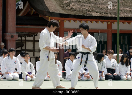 Ein Mann greift seine Gegner mit den Fäusten während einer Kampfkunst Aikido Selbstverteidigung-Demonstration in Kyoto Japan Stockfoto