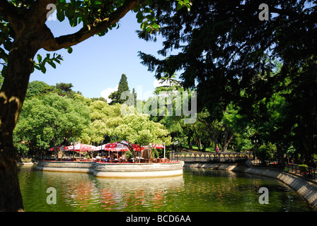 ISTANBUL, TÜRKEI. Ein See und ein Café im Yildiz Park in der Nähe des Bosporus Vorort von Ortakoy. 2009. Stockfoto