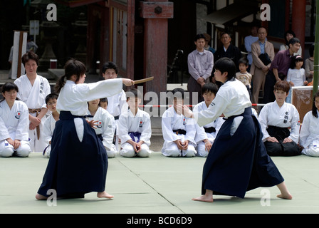 Eine Frau mit einer Waffe Angriffe ihrer Gegner während einer Kampfkunst Aikido Selbstverteidigung-Demonstration in Kyoto Japan Stockfoto