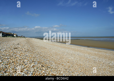 Kiesstrand bei Lydd-sur-mer, in der Nähe von Dungeness, Kent. Stockfoto