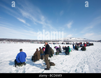 Eitel Kaksi Kalaa (nur zwei Fische) Eis Angeln Wettbewerb Teilnehmer am See Kilpisjärvi Lappland Finnland Stockfoto