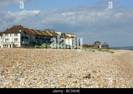 Kiesstrand bei Lydd-sur-mer, in der Nähe von Dungeness, Kent. Stockfoto