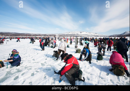 Jährliche Eisfischen Wettbewerb' Vergeblich 2 Kalaa' (Nur 2 Fische) Wettbewerber am See Kilpisjärvi, Lappland, Finnland Stockfoto