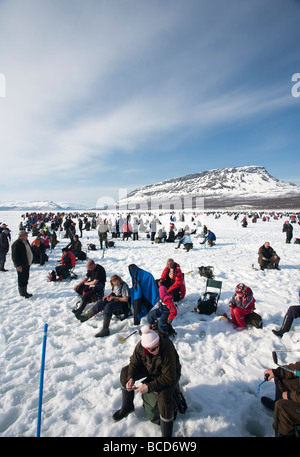 Vergeblich kaksi kalaa (Nur zwei Fische) Eis angeln Wettbewerb am See Kilpisjärvi Lappland Finnland Saana Fjell (Saanatunturi) im Hintergrund Stockfoto