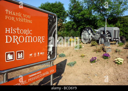 Ferguson-Traktor auf dem Display am Straßenrand in Dromore, County Down, in Anerkennung der lokalen Ingenieur, Harry Ferguson Stockfoto