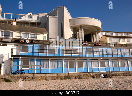 Die Kunstgalerie Tate St Ives mit Blick auf Porthmeor Beach in St Ives Cornwall England Stockfoto
