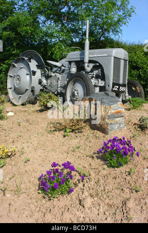 Ferguson-Traktor auf dem Display am Straßenrand in Dromore, County Down, in Anerkennung der lokalen Ingenieur, Harry Ferguson Stockfoto