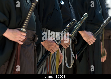 Gruppe von Männern mit echter Samurai Schwerter während eines Trainings Schwertkunst namens Kenjutsu oder Iaido Martial-Arts-demonstration Stockfoto