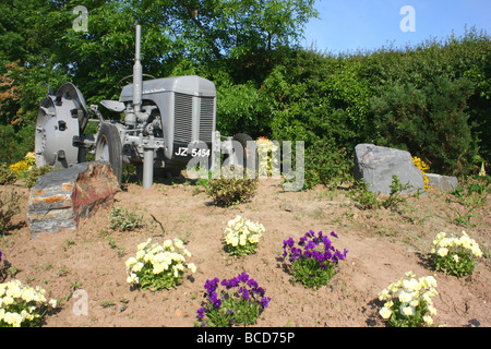 Ferguson-Traktor auf dem Display am Straßenrand in Dromore, County Down, in Anerkennung der lokalen Ingenieur, Harry Ferguson Stockfoto