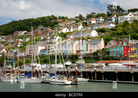 ein Blick auf Kingswear vom Boot auf dem Fluss Dart, Dartmouth, Devon, uk Stockfoto