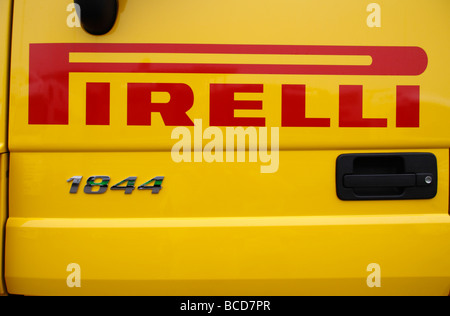 Die Marke Pirelli Tyre Co. an der Tür eines Reifen LKW bei der Superbike-WM Donington Park, Derbyshir Stockfoto