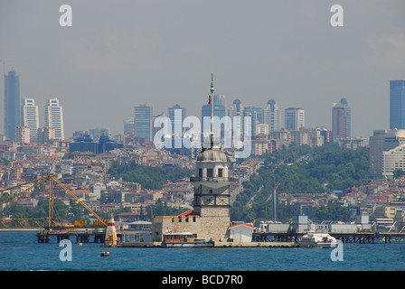 ISTANBUL, TÜRKEI. Leander Tower (auch genannt Leanderturm) von Üsküdar auf dem Bosporus mit Levent Bezirk hinter. 2009. Stockfoto