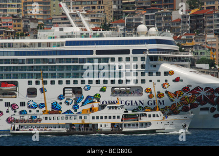 ISTANBUL, TÜRKEI. Bosporus Fähre ist von einem Kreuzfahrtschiff festgemacht an Tophane in Beyoglu in den Schatten gestellt. 2009. Stockfoto