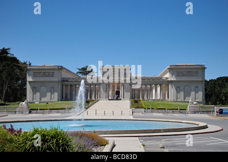 Der Palace of the Legion of Honor in San Francisco verfügt über eine neoklassizistische Fassade mit einer großen Kolonnade, einem zentralen Brunnen und gepflegten Rasenflächen. Stockfoto