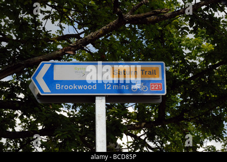 Neuer Zyklus route Zeichen Brookwood auf Basingstoke Canal im Brennofen Bridge St John s Woking Surrey UK im Juni 2008 Woking Borough Stockfoto