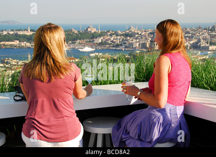 ISTANBUL, TÜRKEI. Mikla Bar auf der Dachterrasse im Marmara Pera Hotel im Stadtteil Beyoglu. 2009. Stockfoto