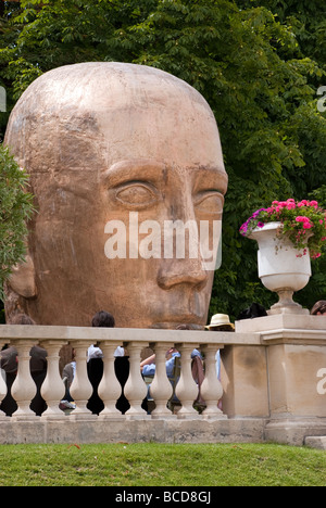 Riesiger Gold Kopf lauern im Jardin du Luxembourg, Paris Stockfoto