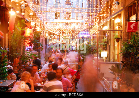 ISTANBUL, TÜRKEI. Die Leute Essen, trinken und Geselligkeit auf Tunel Gecidi zwischen Tünel und Sofyali im Stadtteil Beyoglu. 2009. Stockfoto