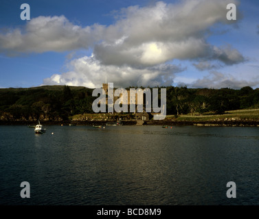 Dunvegan Castle die Heimat von Clan McLeod über Loch Dunvegan Dunvegan Isle of Skye Innere Hebriden Schottland Stockfoto