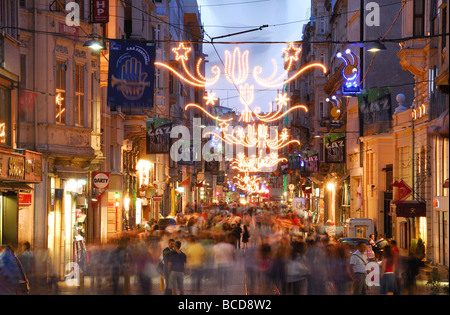 ISTANBUL, TÜRKEI. Ein Blick entlang der Istiklal Caddesi im Stadtteil Beyoglu in der Nacht. 2009. Stockfoto
