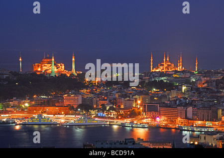 ISTANBUL, TÜRKEI. Eine Nachtansicht von Eminönü Waterfront, Sultanahmet und das Goldene Horn. 2009. Stockfoto