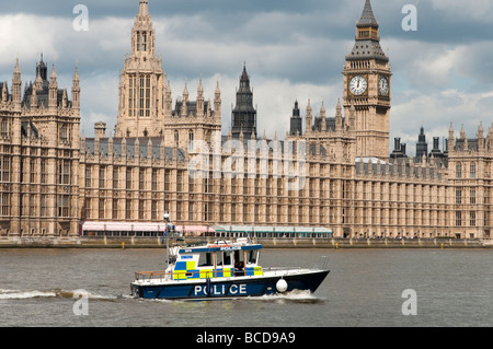 Fluss-Polizei auf der Themse vor die Häuser des Parlaments Westminster London England UK Stockfoto