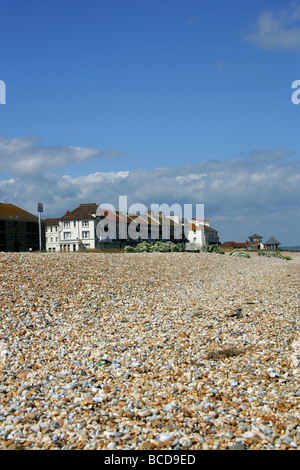 Kiesstrand bei Lydd-sur-mer, in der Nähe von Dungeness, Kent. Stockfoto