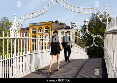 Menschen überqueren Ha Penny Bridge mit Blick auf niedrigere Ormond Quay Central Dublin Irland Stockfoto