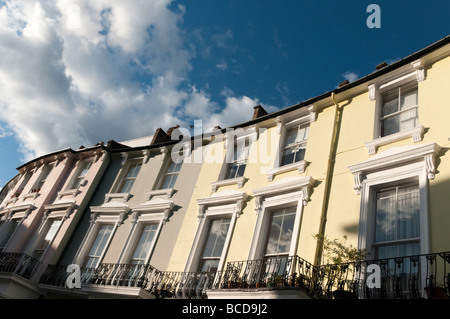 Reihe von Reihenhäusern in Primrose Hill London England UK Stockfoto