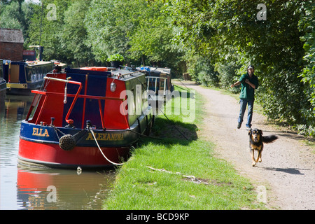 Festgemachten Hausboote am Oxford-Kanal bei Jericho – freundliches Hündchen Stockfoto