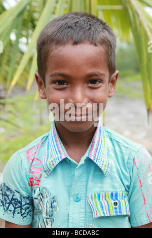 Porträt eines indischen Jungen, der gesponsert wird, um eine Ausbildung zu erhalten. Stockfoto