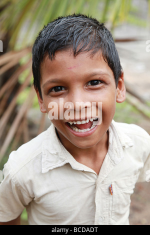 Porträt eines indischen Jungen, der gesponsert wird, um eine Ausbildung zu erhalten. Stockfoto