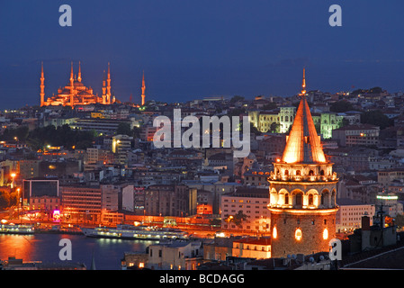 ISTANBUL, TÜRKEI. Nacht-Blick auf die Stadt mit der Galata-Turm auf der rechten Seite und die blaue Moschee in der Ferne. Stockfoto
