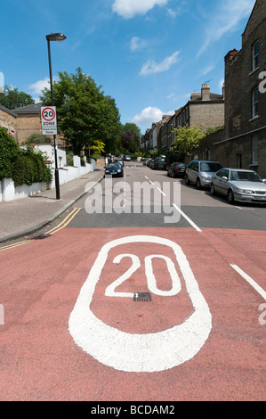 20 km/h Höchstgeschwindigkeit Straße Kennzeichnung in Wohnstraße, London England UK Stockfoto