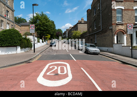 20 km/h Höchstgeschwindigkeit Straße im Wohngebiet Straße London England Großbritannien UK Kennzeichnung Stockfoto