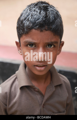 Porträt eines indischen Jungen, der gesponsert wird, um eine Ausbildung zu erhalten. Stockfoto