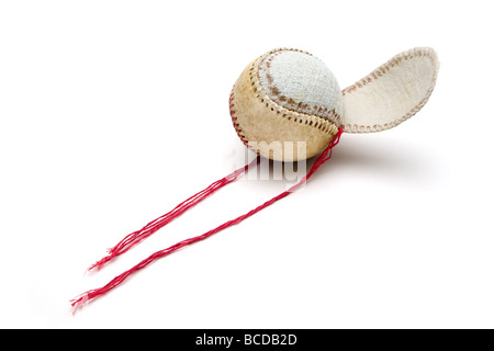Nahaufnahme eines alten abgenutzten Baseball mit roter Faden Nähte herausgezogen und Leder Abdeckklappe verlieren. Stockfoto