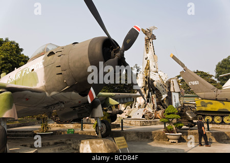 Flugzeuge und Trümmer im Armee-Museum in Hanoi, Vietnam Stockfoto