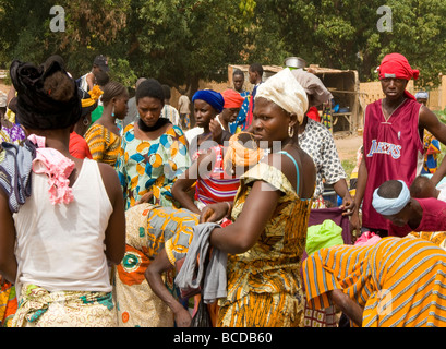 Burkina Faso. Lobi-Land. Wochenmarkt in Gaoua. Verkauf von gebrauchter Kleidung. Stockfoto