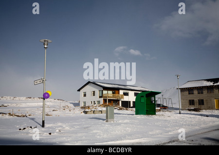 Wohnheime und Bus halten in der neuen Vorstadt Leirvogstunga, Mosfellsbaer Stadt, Island. Stockfoto