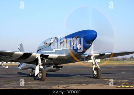 North American Aviation TF - 51D Mustang "Lady Jo" ist für den Flug vorbereitet. Stockfoto