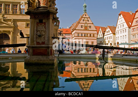 Rothenburg Ob der Tauber Ratstrinkstube, Stadtrat der Taverne, spiegelt sich in Brunnen im Marktplatz Stockfoto